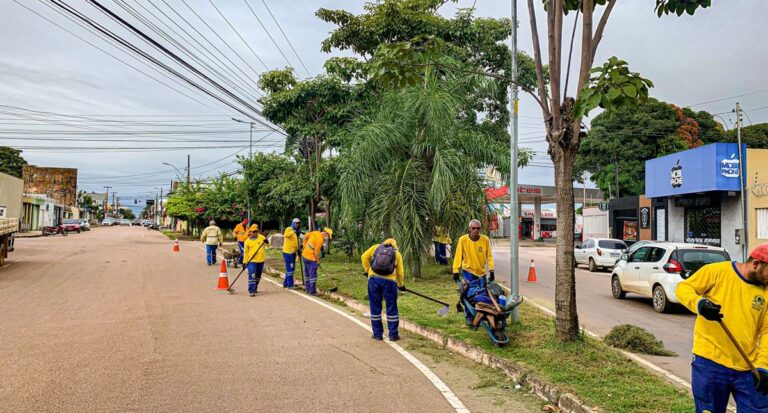 Prefeitura realiza mutirão de limpeza na avenida Lauro Sodré