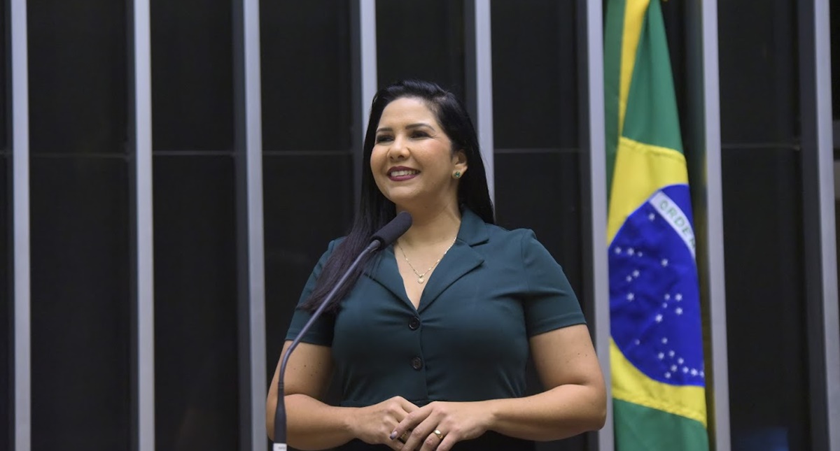 Na Câmara dos Deputados, Cristiane Lopes recebe diploma de reconhecimento nas ações de amparo à maternidade e em defesa da vida