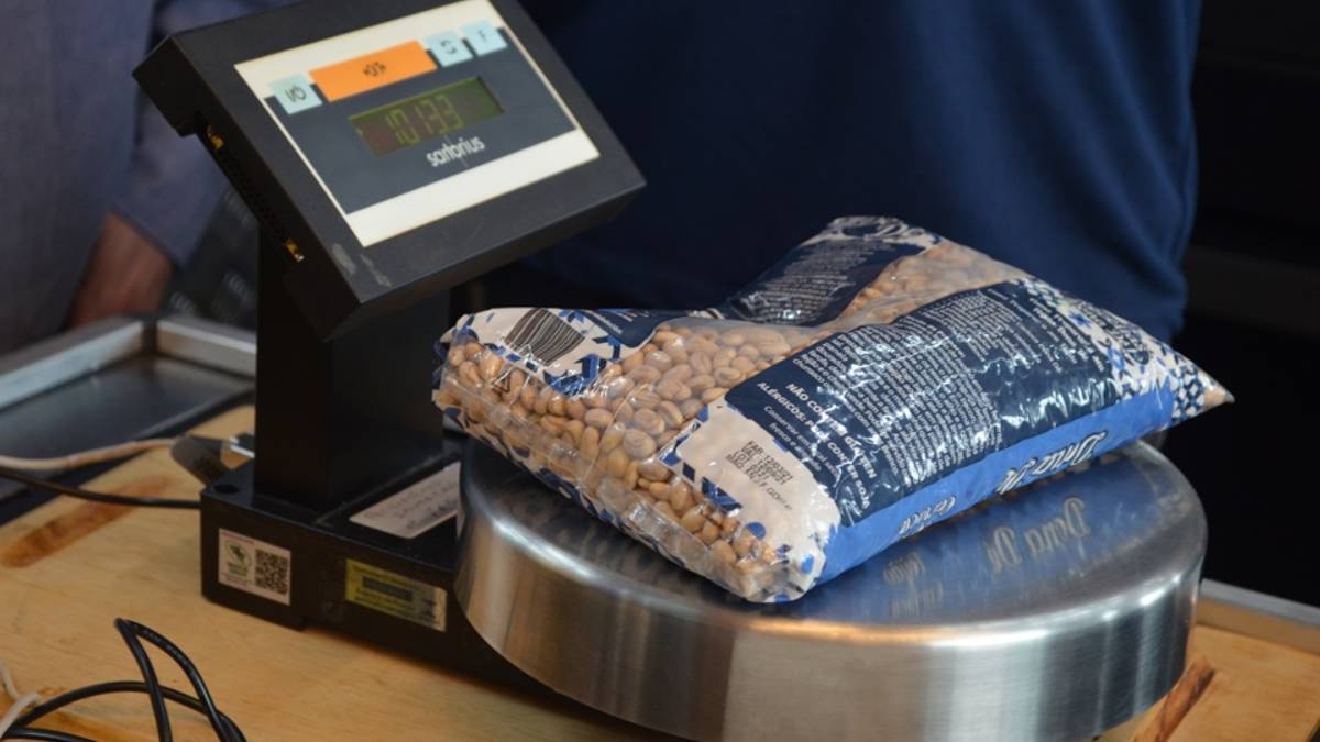 Comerciantes são orientados pelo Ipem sobre produtos da cesta básica em Porto Velho