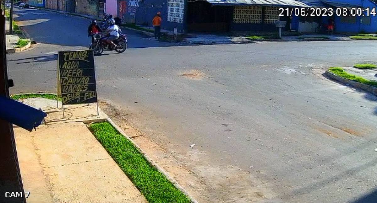 VEJA VÍDEO: Câmera registra colisão entre motos em cruzamento na zona leste
