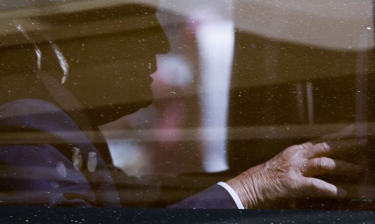 Trump comparece a tribunal da Flórida por acusações criminais