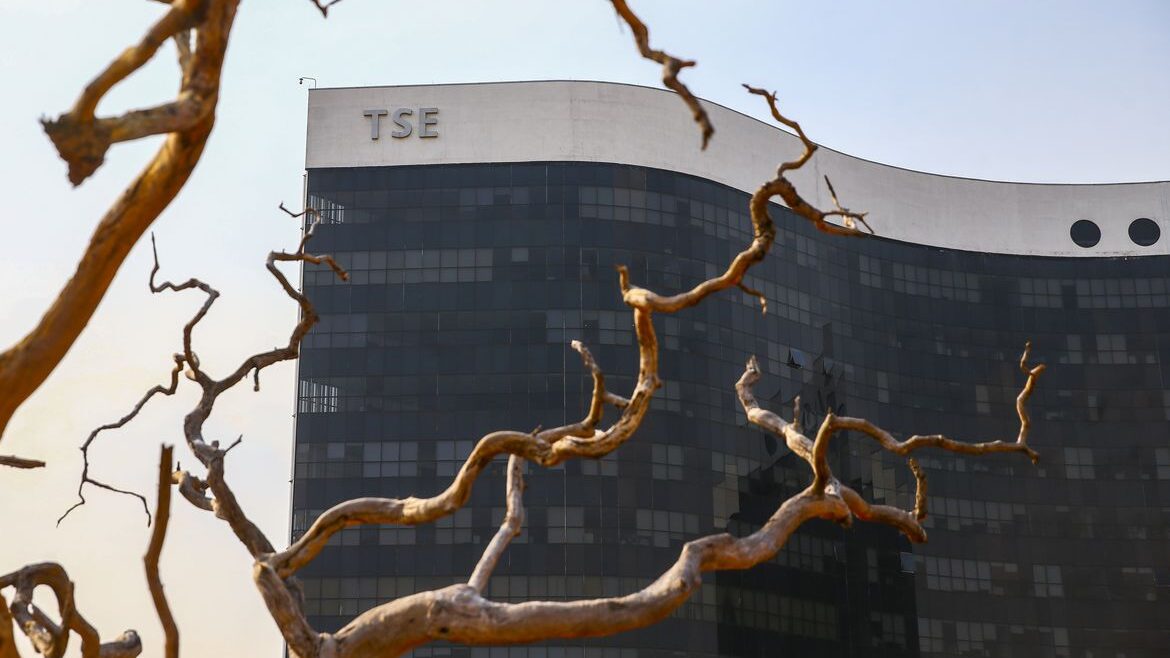 TSE inicia julgamento que pode levar à inelegibilidade de Bolsonaro
