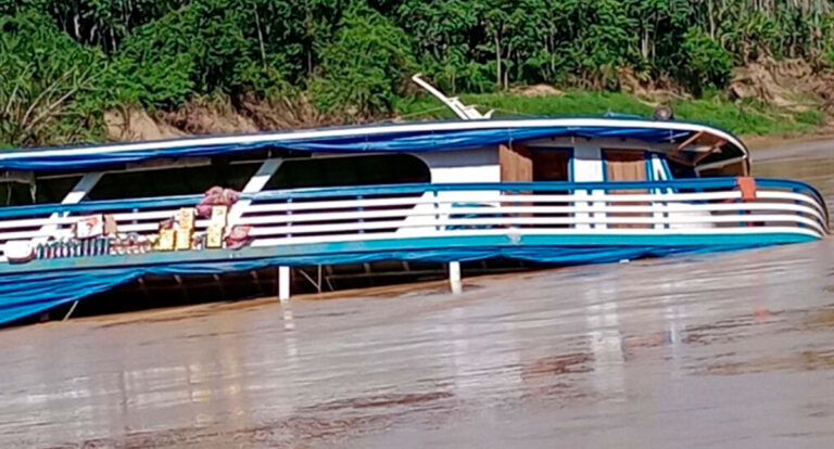 Barco bate em tronco e afunda lotado de mercadorias em Porto Acre - News Rondônia