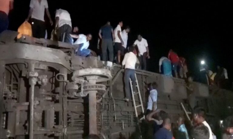 Acidente de trem na Índia deixa pelo menos 207 mortos e 900 feridos