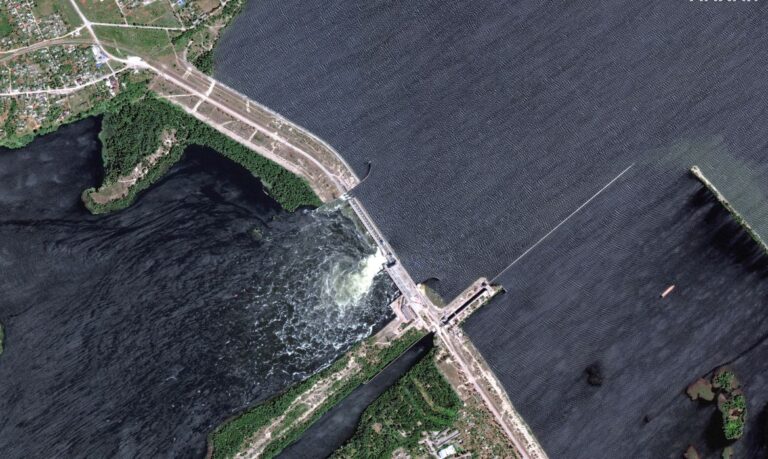 Represa da Ucrânia que fornece água para usina nuclear se rompe
