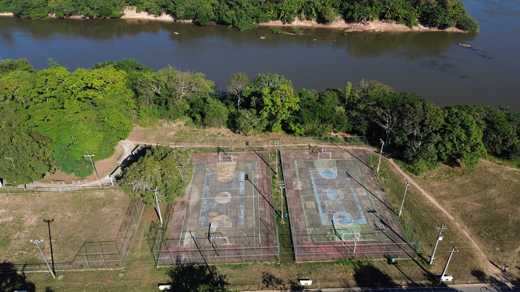 Semes realiza reforma em quadras esportivas