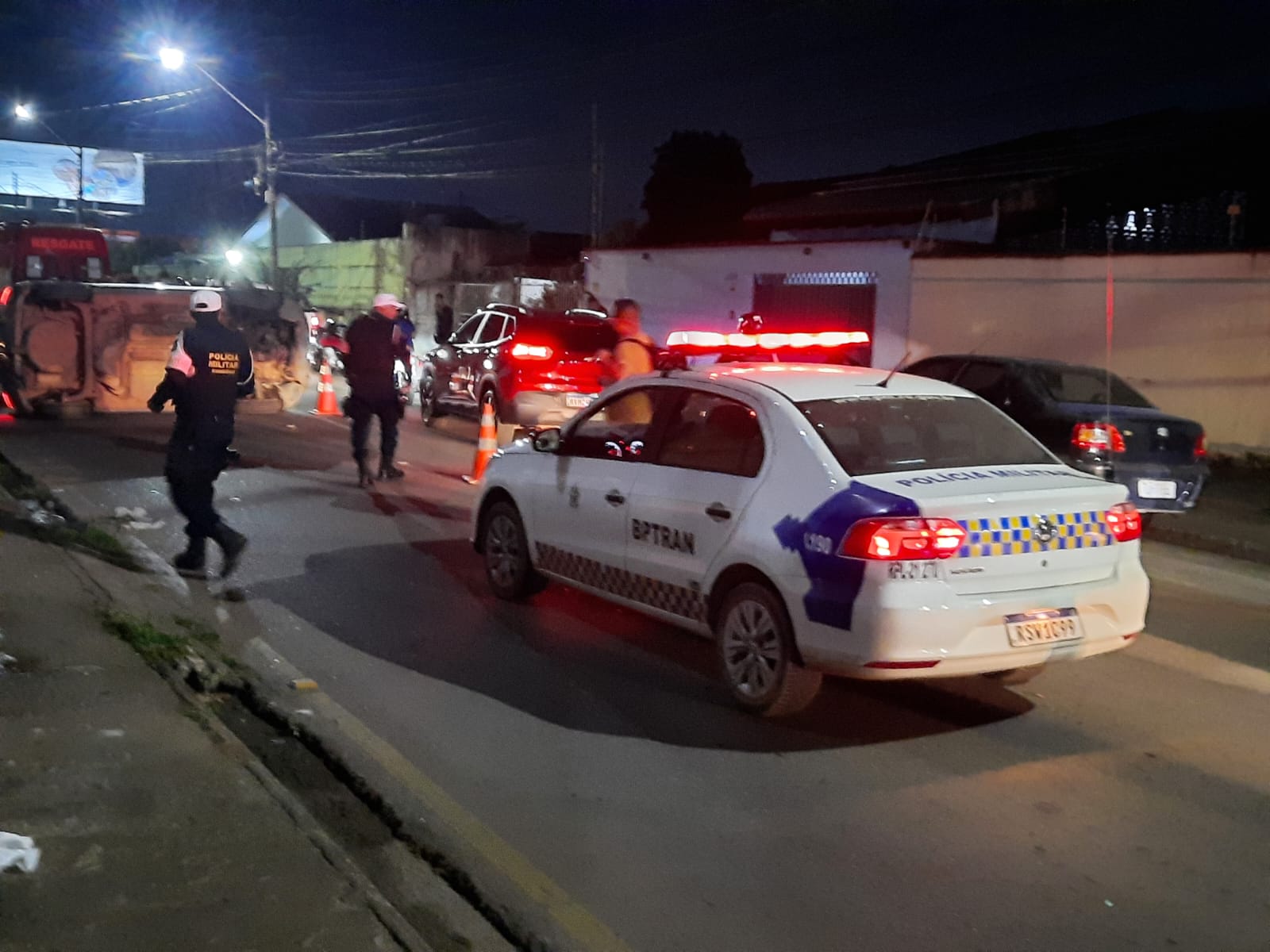 Carro capota em acidente na Avenida Pinheiro Machado em Porto Velho - News Rondônia