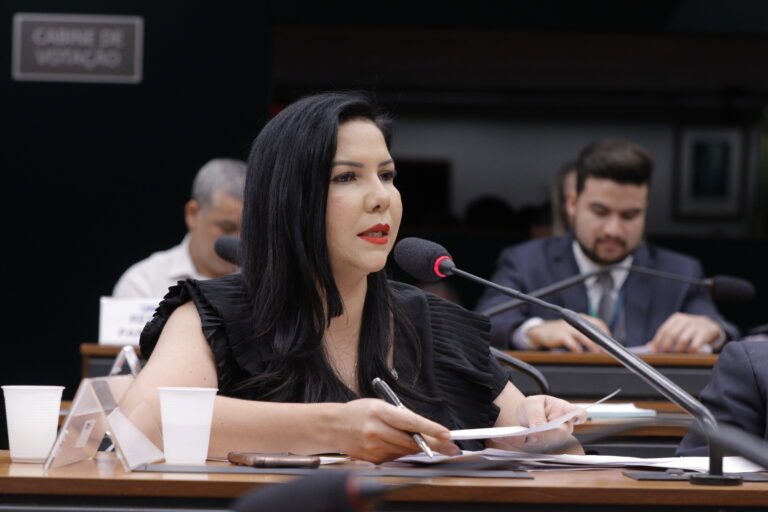 Deputada Cristiane Lopes protocola ofícios a diversas entidades para evitar a redução de voos em Vilhena, Cacoal, Ji-Paraná e Porto Velho - News Rondônia