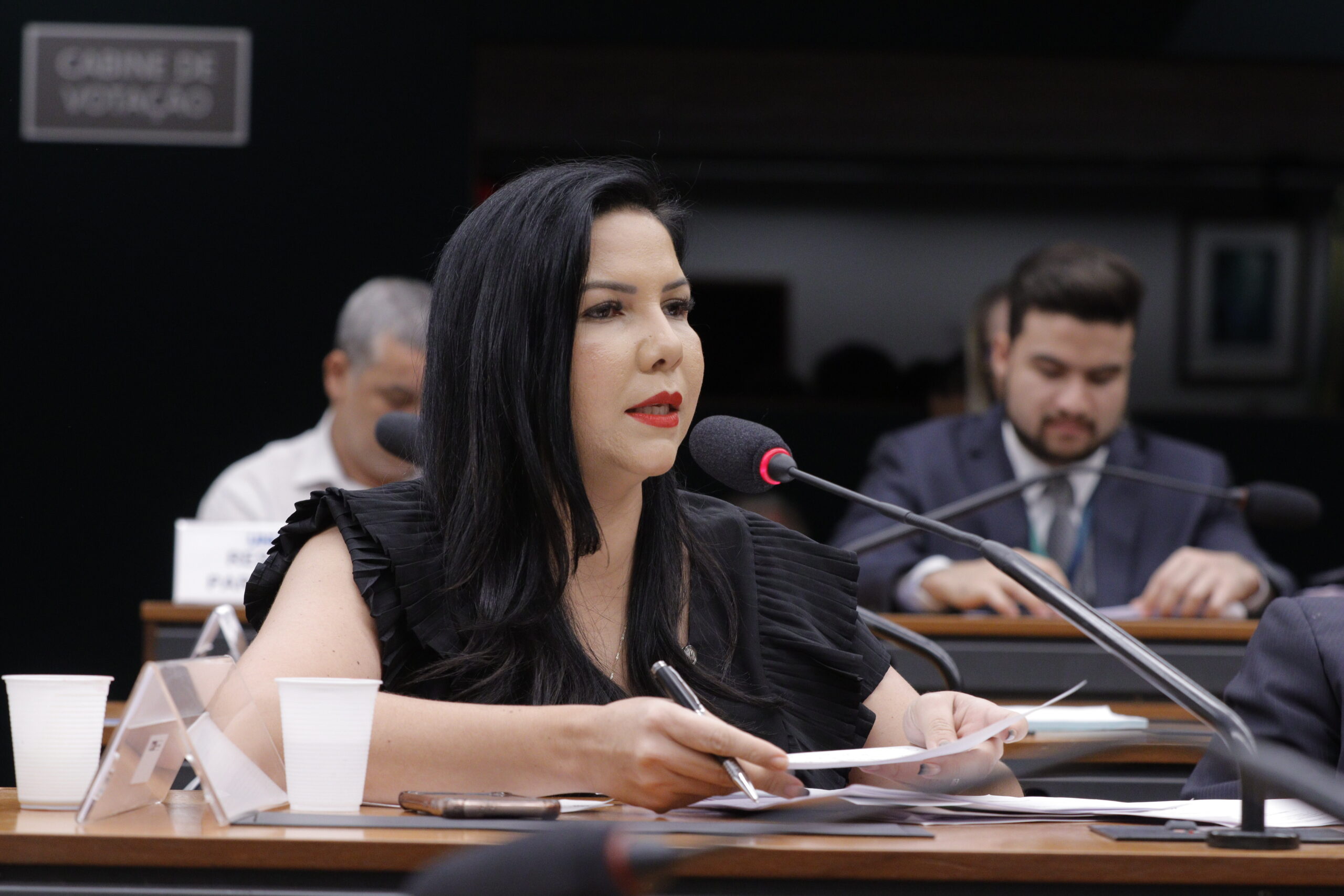 Deputada Cristiane Lopes protocola ofícios a diversas entidades para evitar a redução de voos em Vilhena, Cacoal, Ji-Paraná e Porto Velho - News Rondônia