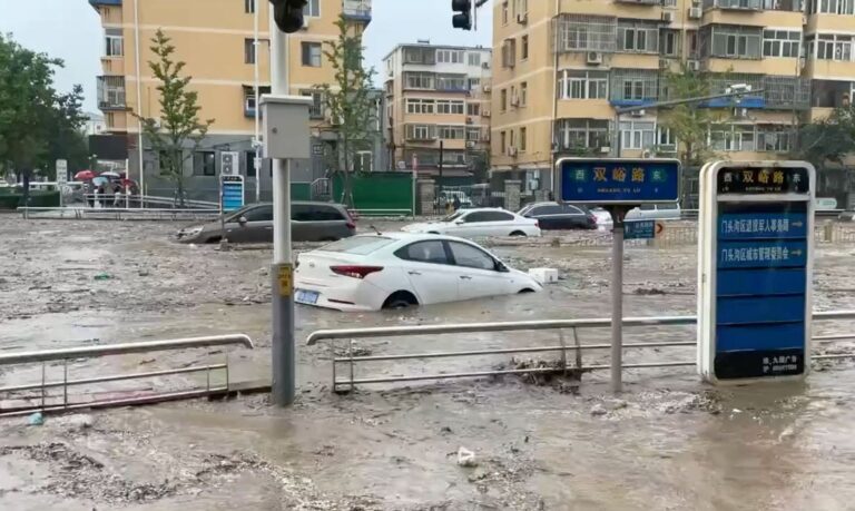 Chuva em Pequim após tufão transforma ruas em rios e deixa 2 mortos