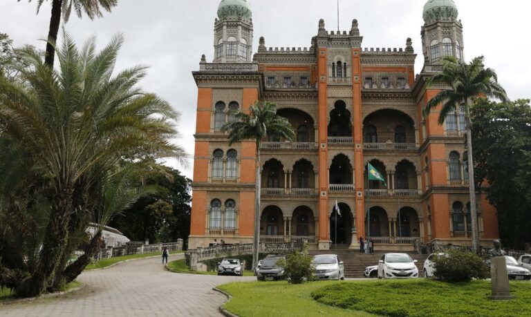 https://agenciabrasil.ebc.com.br/geral/noticia/2023-07/em-15-anos-fiocruz-mobiliza-r-800-milhoes-para-viabilizar-projetos