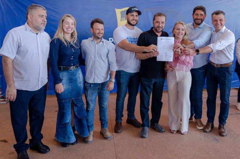 Ieda Chaves comemora a entrega das obras de escola municipal em Vista Alegre do Abunã - News Rondônia