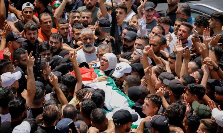 Milhares de pessoas deixam campo de refugiados após ataque israelense
