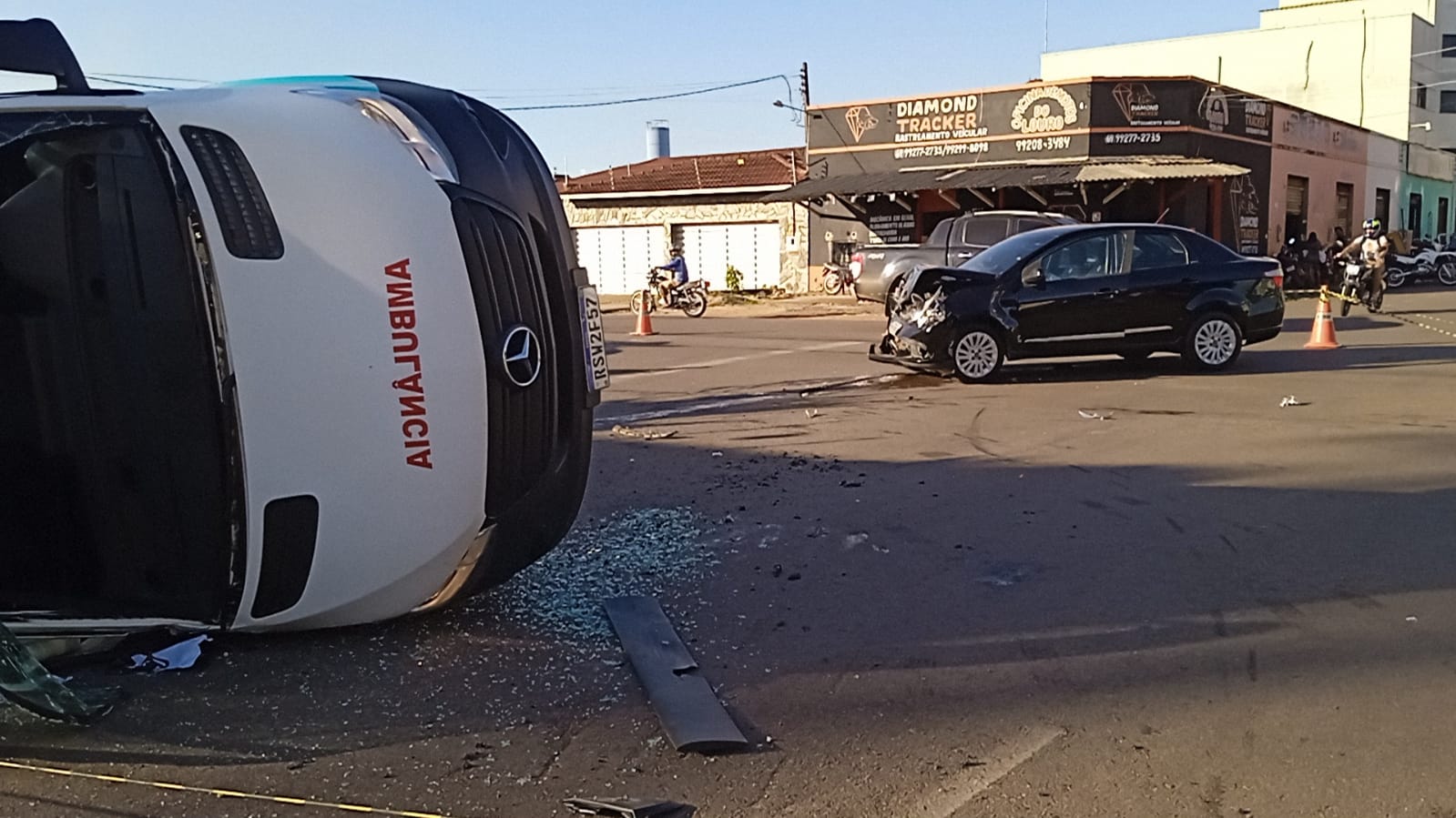 Ambulância capota em acidente e deixa um ferido no centro