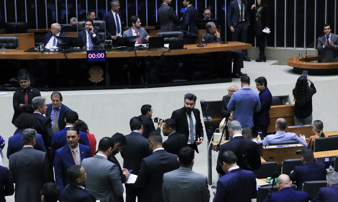 Sem relatório, votação do arcabouço fiscal fica para agosto