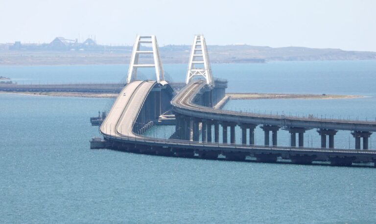 Explosões em ponte que liga a Rússia à Crimeia deixam dois mortos