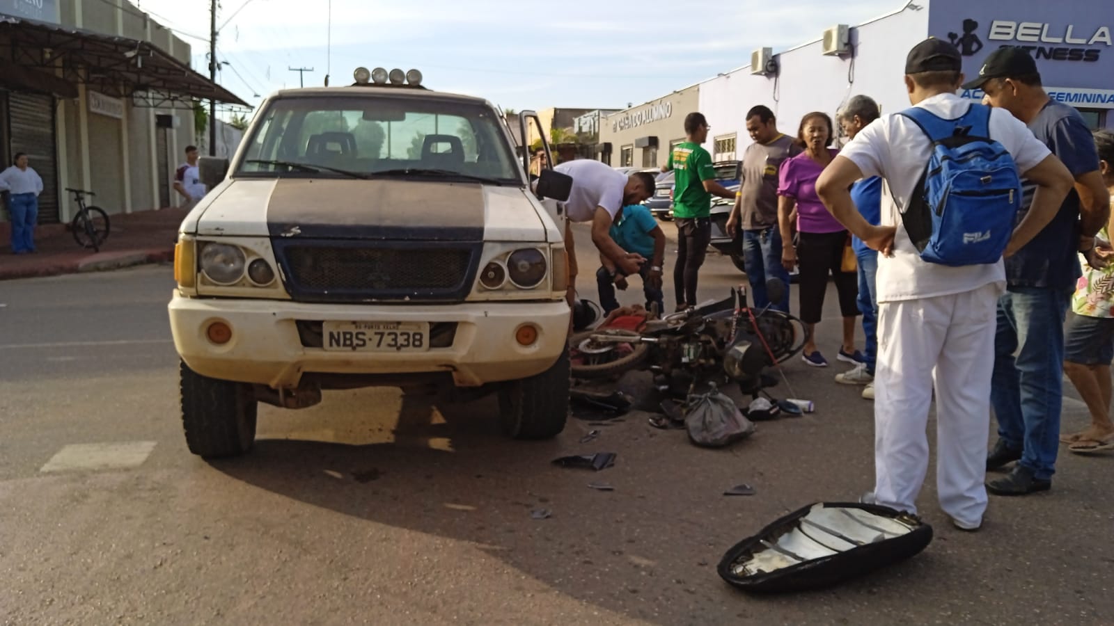URGENTE: Caminhonete invade preferencial e causa acidente com vítima na capital