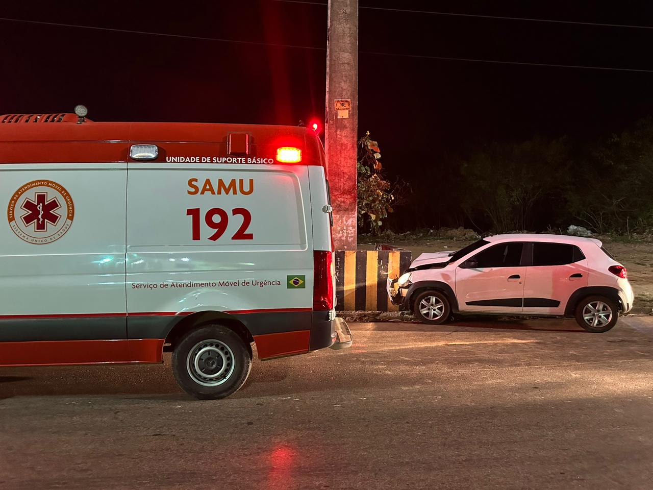 Motorista de aplicativo bate em mureta após dormir no volante