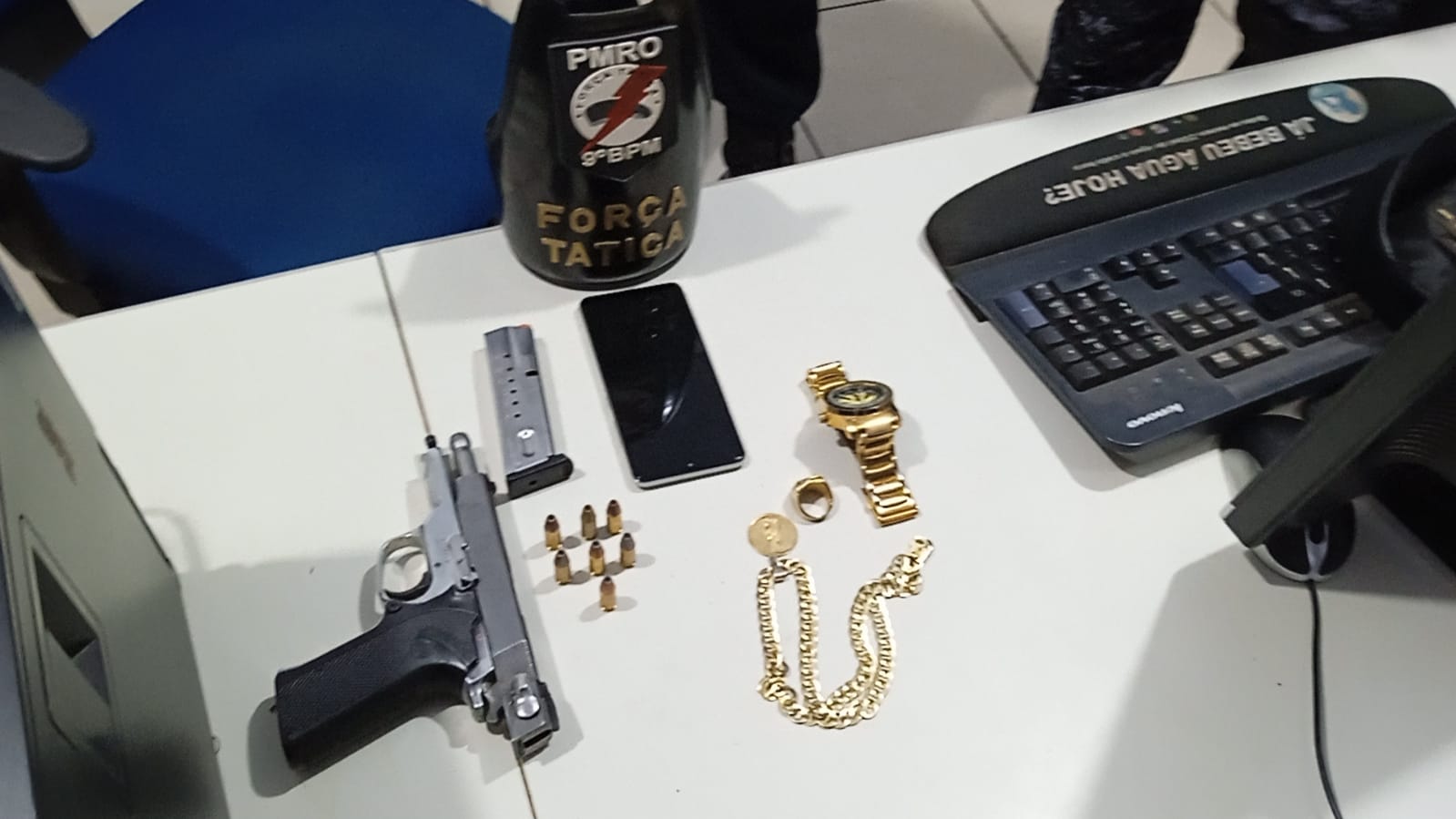 Jovem é preso com pistola americana em residencial na zona sul
