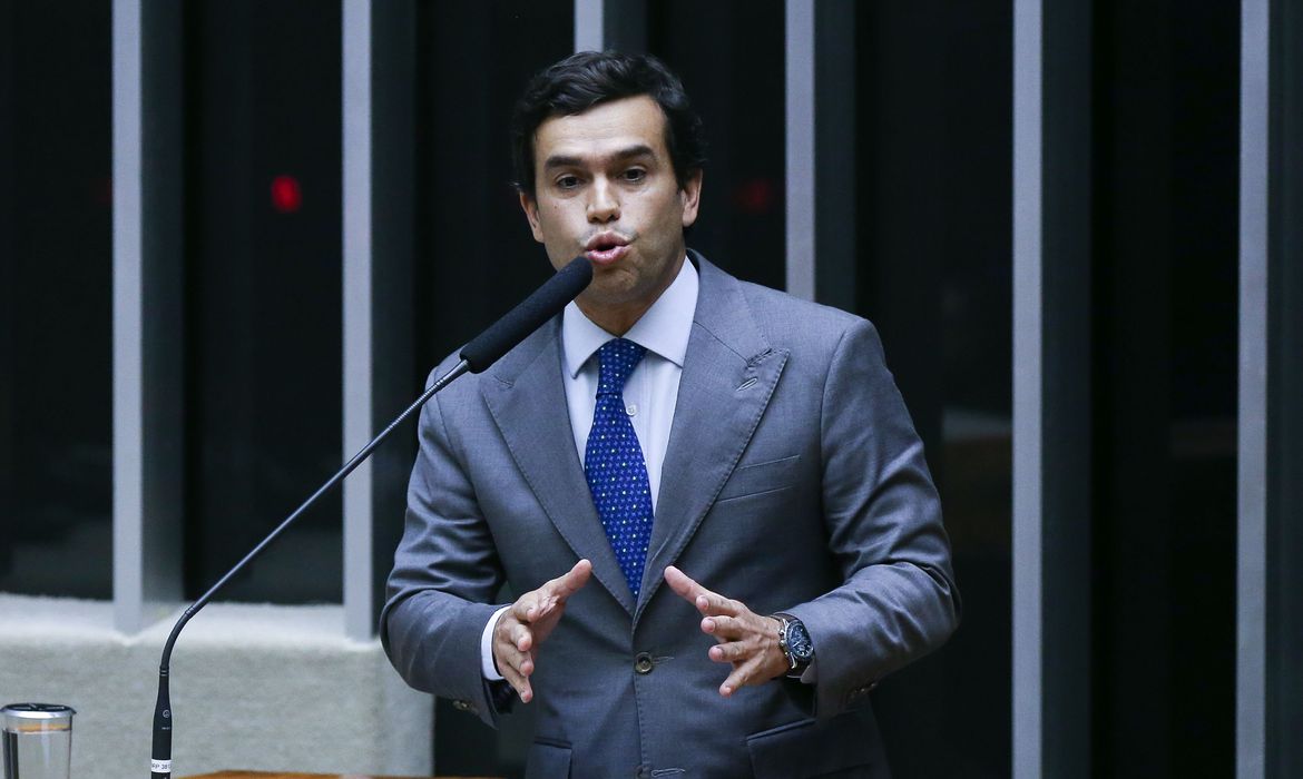 Câmara aprova projeto que retoma voto de desempate do governo no Carf