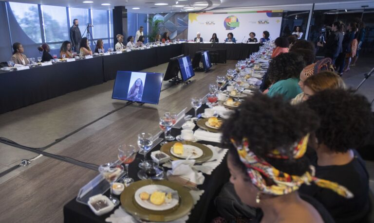 Ministra da Cultura defende presença negra no jornalismo e na política