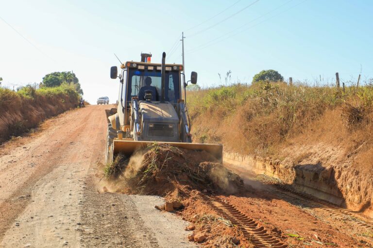 Prefeitura realiza recuperação de estradas vicinais
