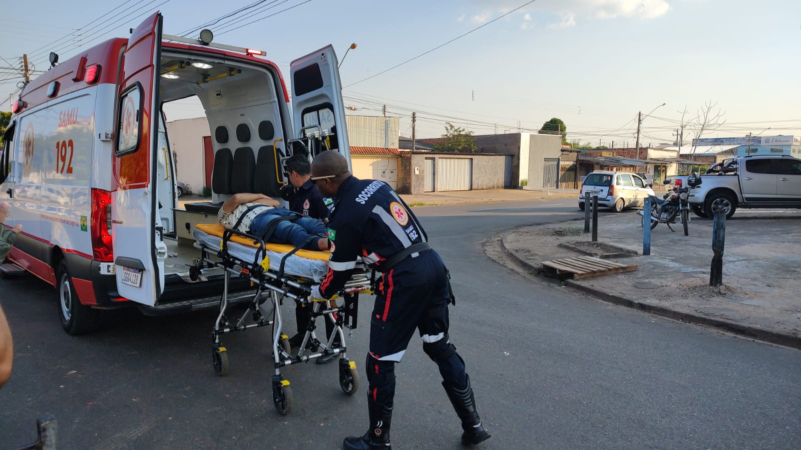 Carro invade preferencial e causa acidente com motociclista