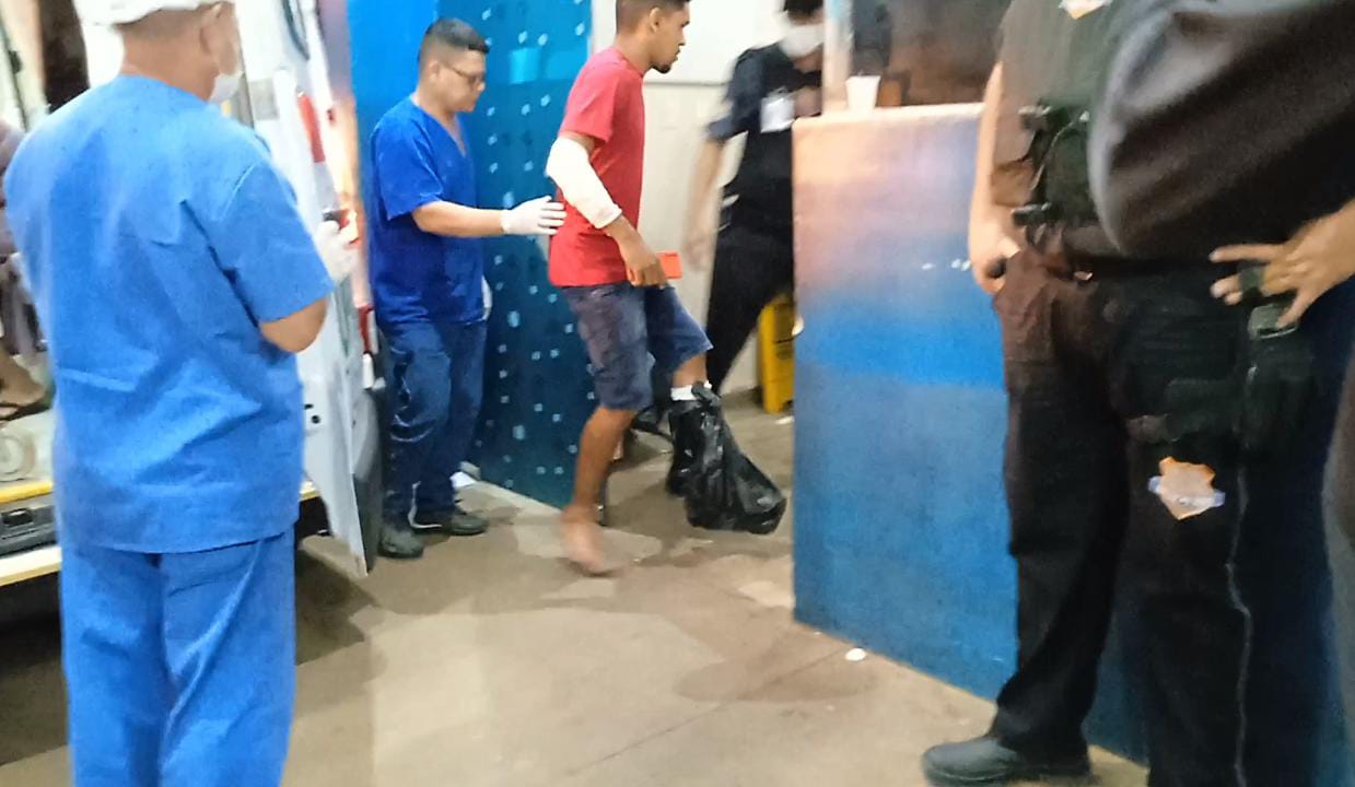 Homem é baleado por dupla de moto na zona leste