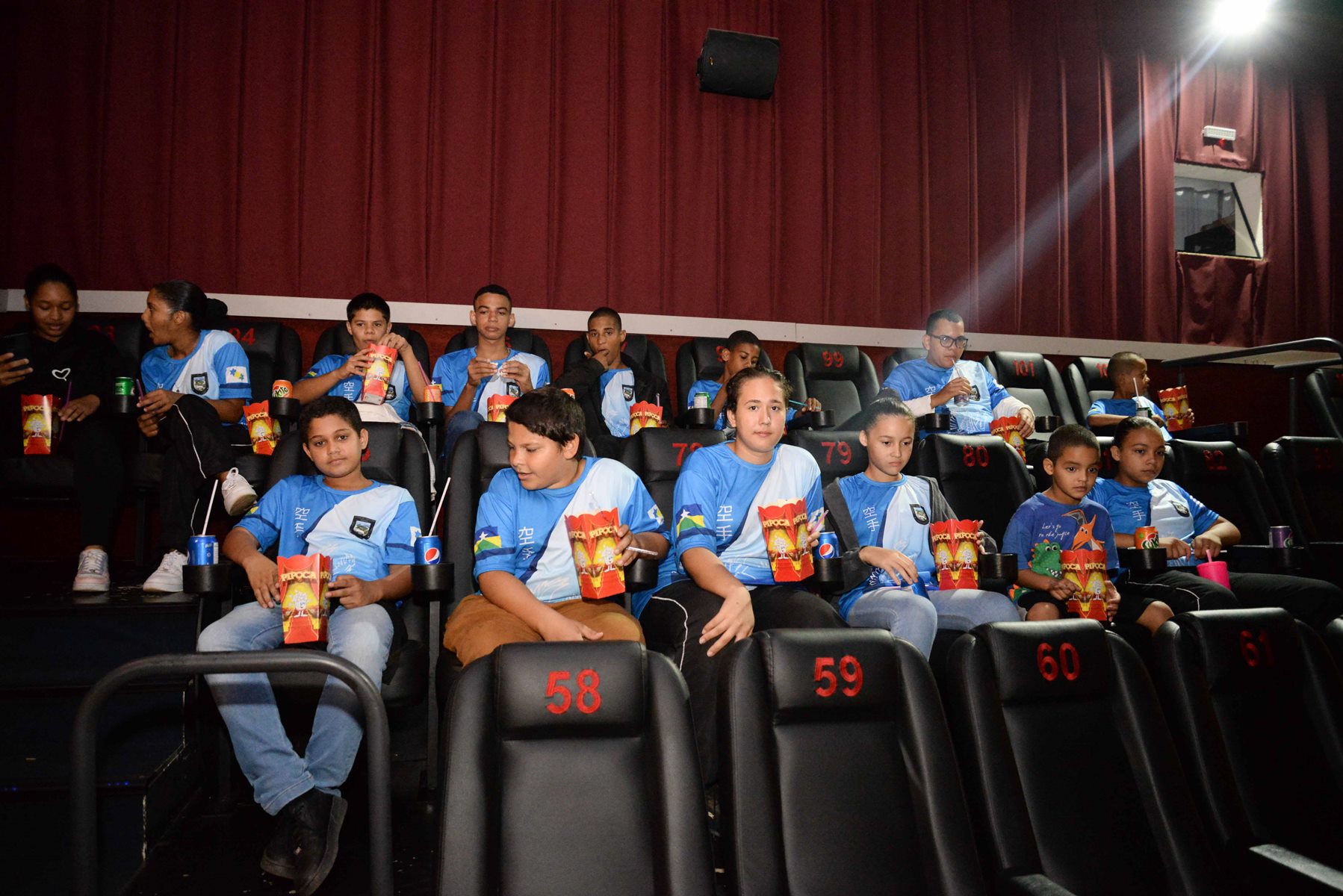 Cras Roda Moinho acompanha alunos da Polícia Mirim em Dia de Cinema