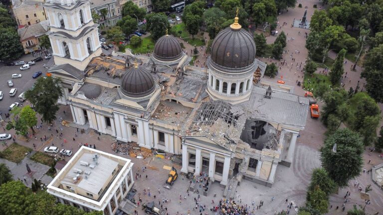 Ataque russo em Odesa mata um e danifica catedral ucraniana