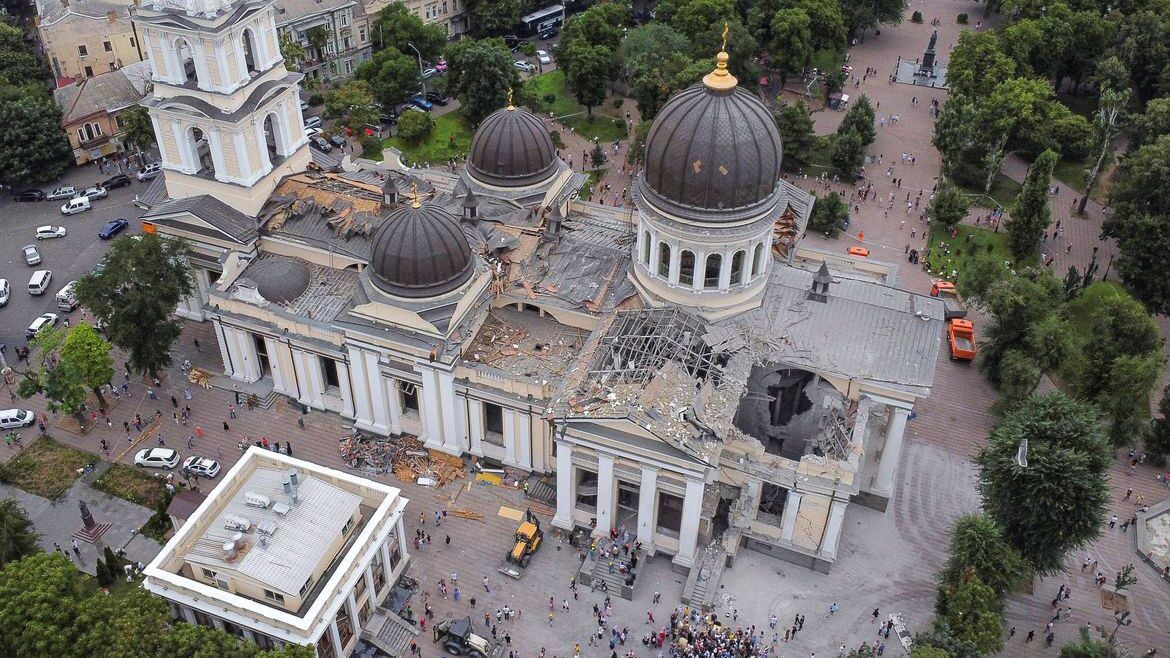 Ataque russo em Odesa mata um e danifica catedral ucraniana