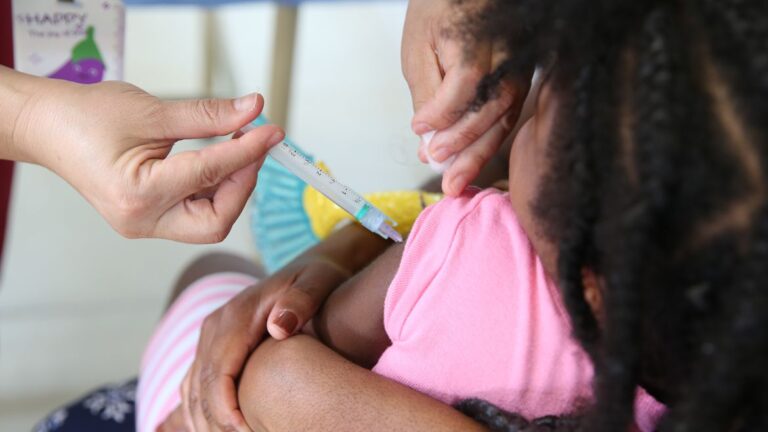 Cobertura vacinal de crianças aumenta após queda durante pandemia