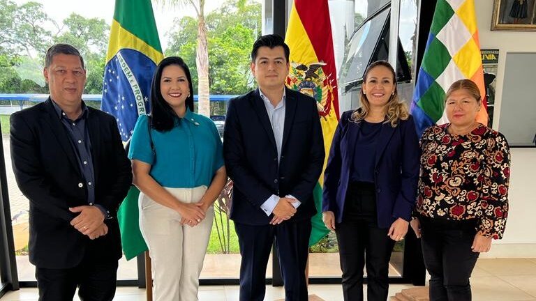 Cristiane Lopes comemora o aviso de licitação da construção da Ponte Binacional entre Guajará-Mirim (RO) e Guayaramerín (Bolívia)
