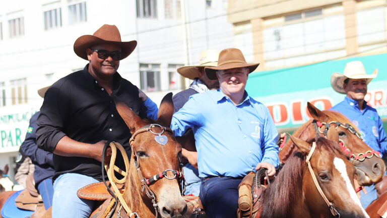 Deputado Pedro Fernandes participa da Cavalgada da 38ª Expoari