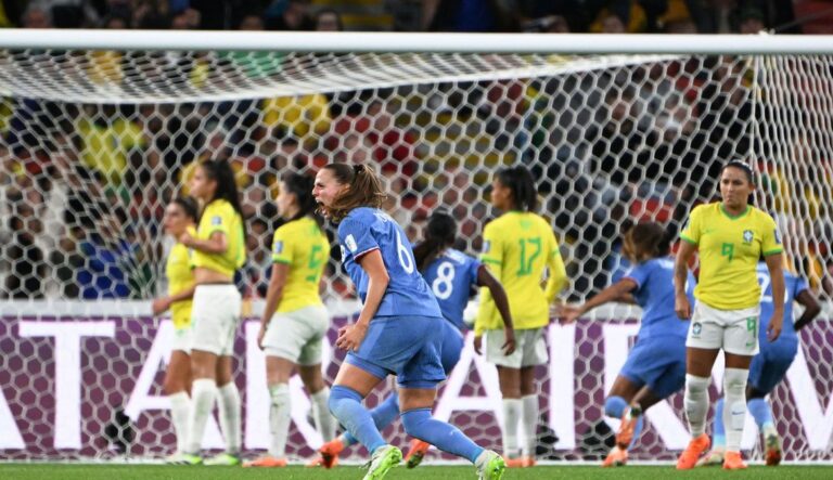 França vence Brasil e assume a ponta do grupo F do Mundial: 2 a 1