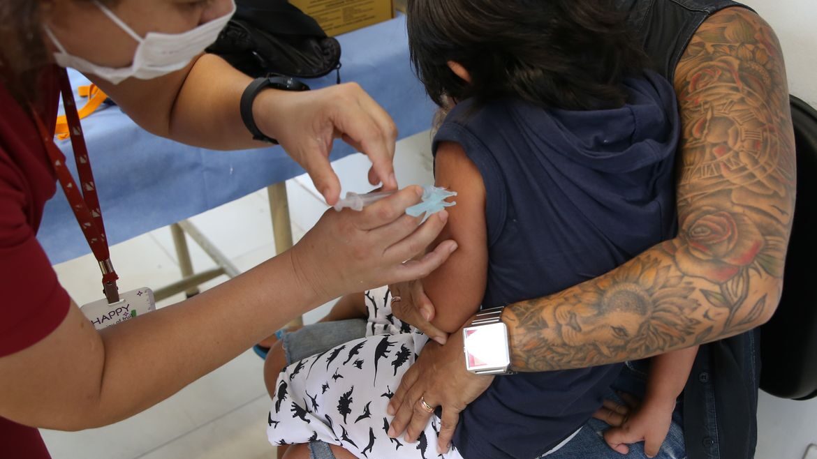 Imunização infantil inicia recuperação após retrocesso da COVID-19