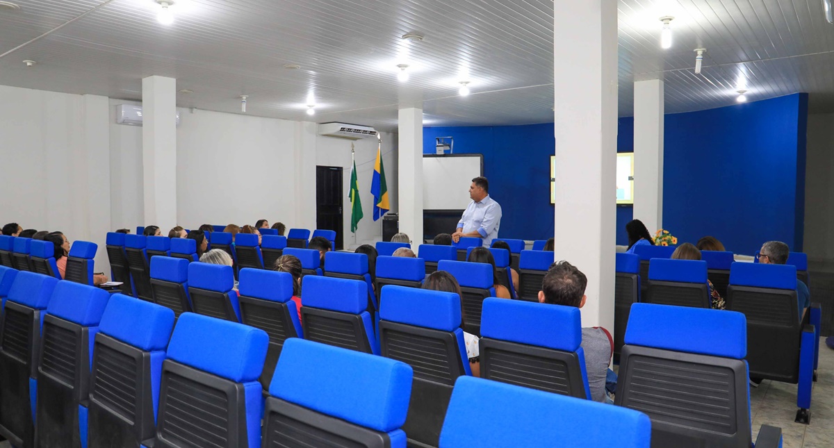 Semed realiza reunião com os diretores da Rede Municipal de Ensino