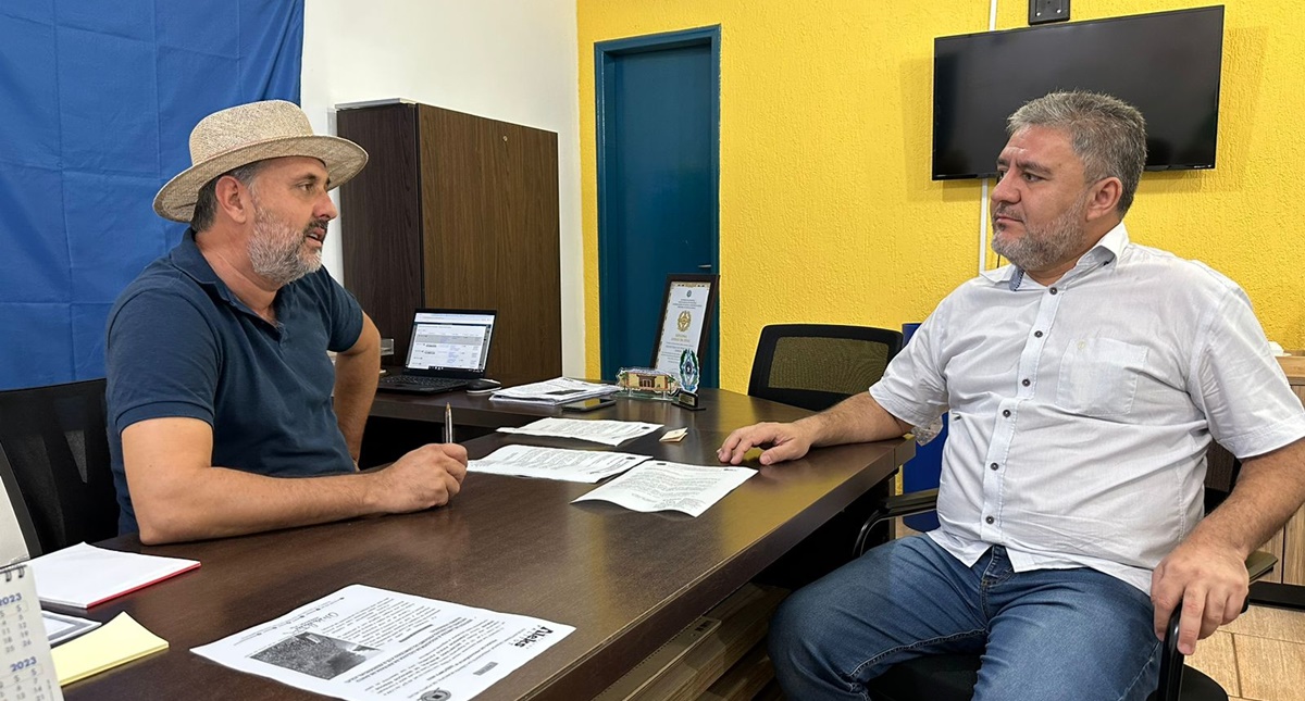 Vereador Everaldo Fogaça visita SEMUSB e leva demanda para limpeza do complexo Esportivo do Santana