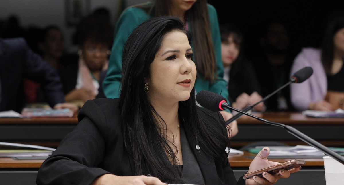 Cristiane Lopes vota contra a Reforma Tributária