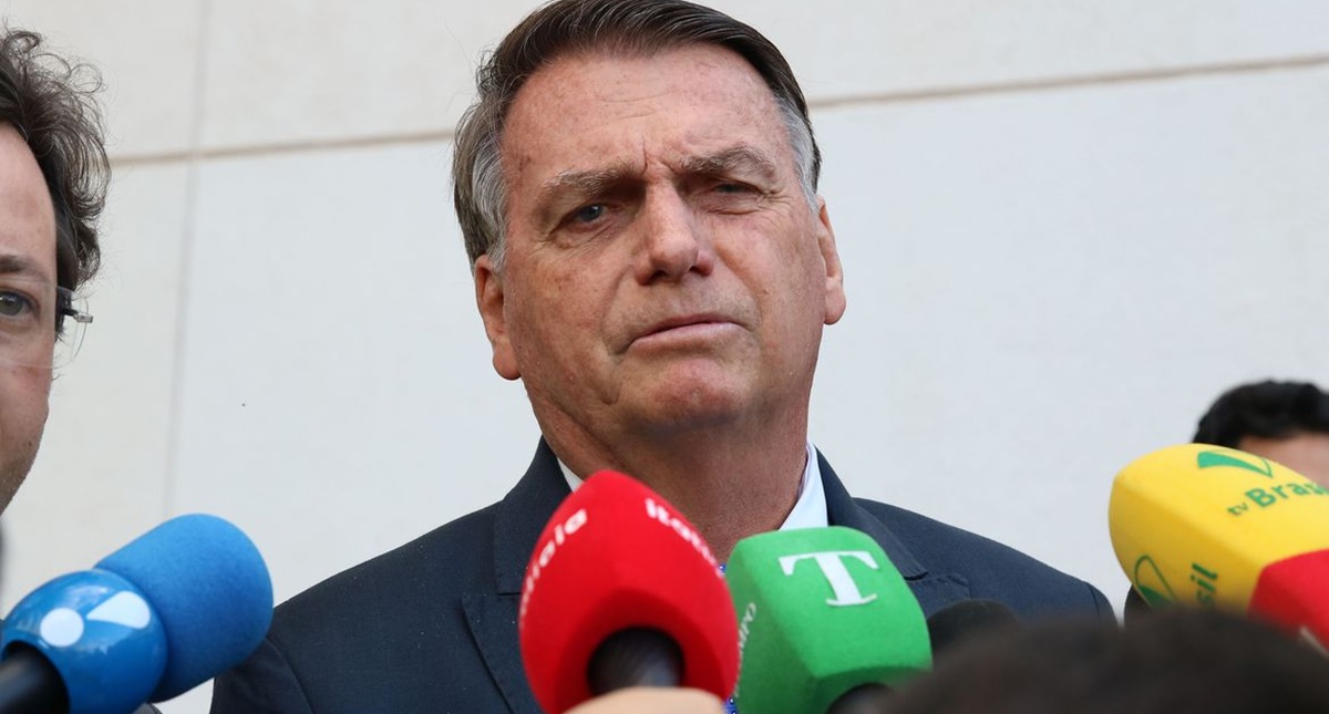 Bolsonaro deixa a PF após depoimento
