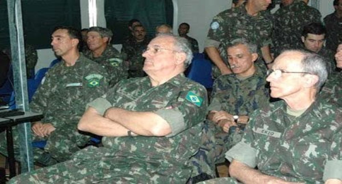 Secretário de Segurança é criticado por participar de operação usando roupa militar 