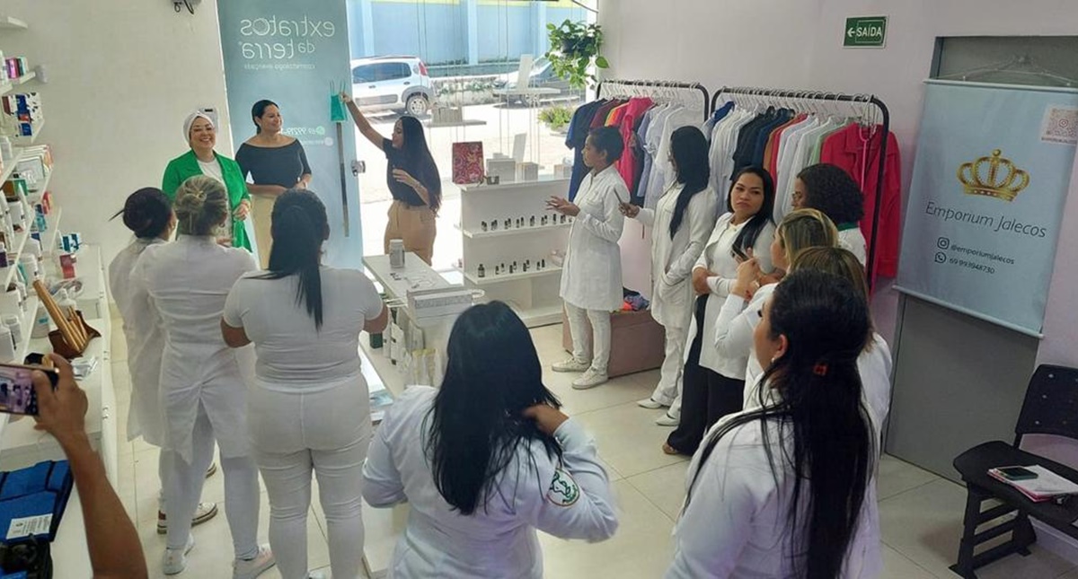 Emporium Jalecos expõe produtos durante realização de curso de especialização em podologia