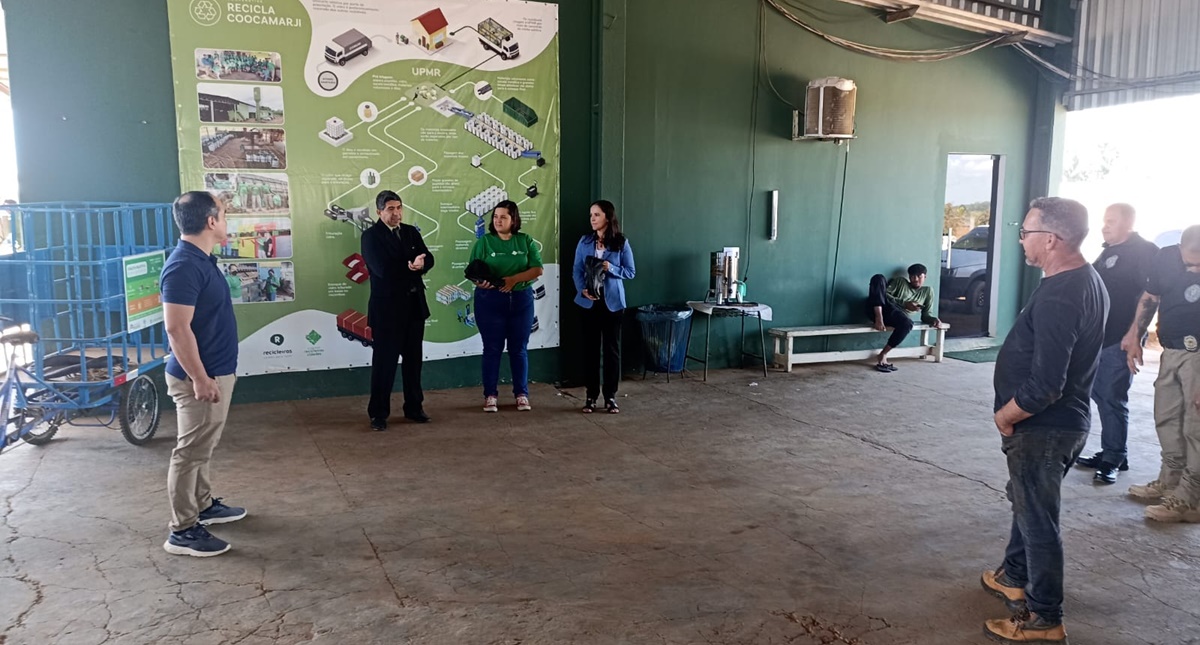 2ª Vara do Trabalho de Ji-Paraná faz entrega de botinas a Cooperativa de Catadores de Materiais Recicláveis