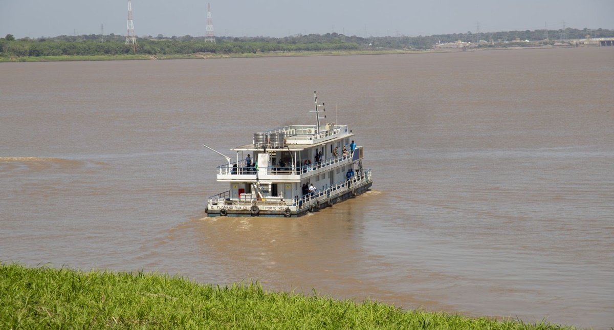 Barco Saúde leva atendimentos às comunidades ribeirinhas