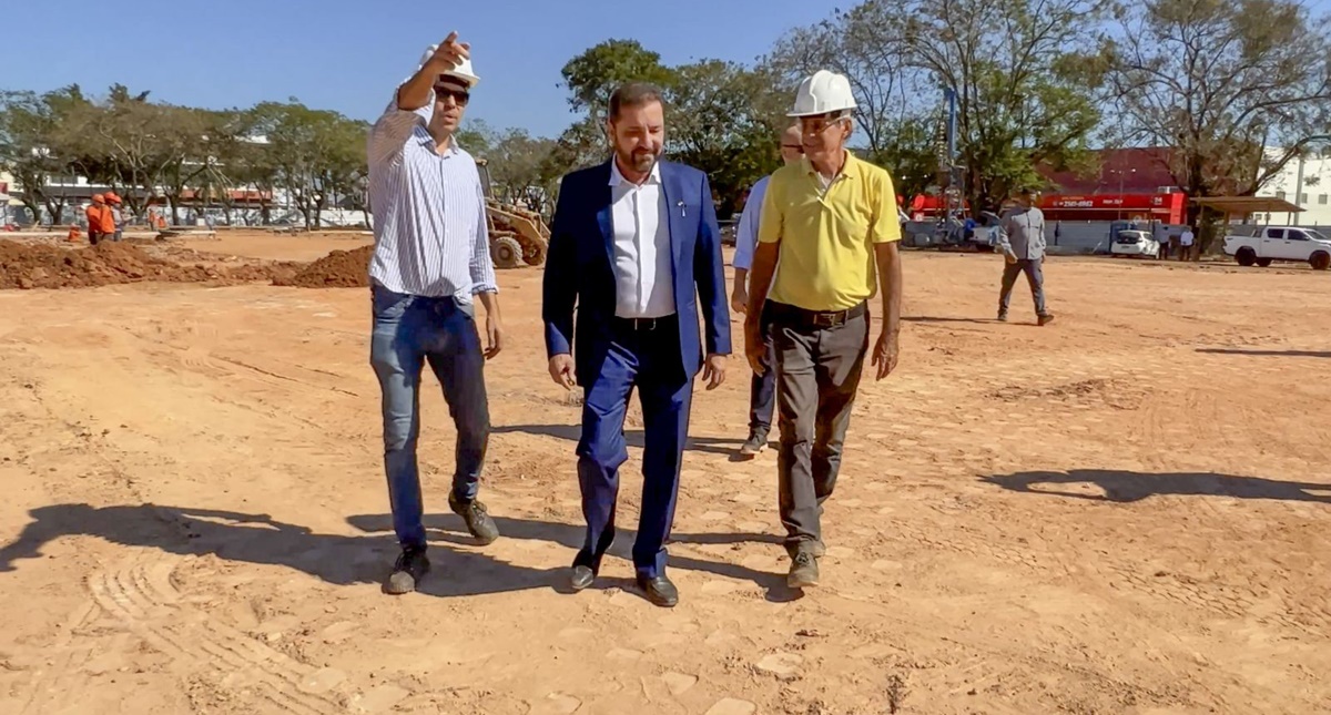 Prefeito Hildon Chaves visita construção da nova rodoviária após início das obras
