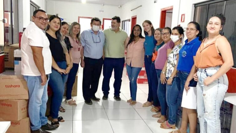 Deputada Lebrinha prestigia entrega de computadores para educação municipal de Teixeirópolis