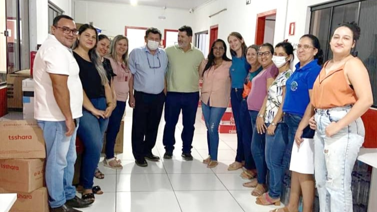 Deputada Lebrinha prestigia entrega de computadores para educação municipal de Teixeirópolis