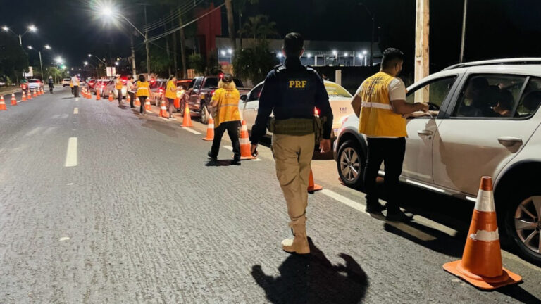 Detran Rondônia orienta condutores sobre segurança viária em ação educativa com apoio da PRF e fiscalização de trânsito