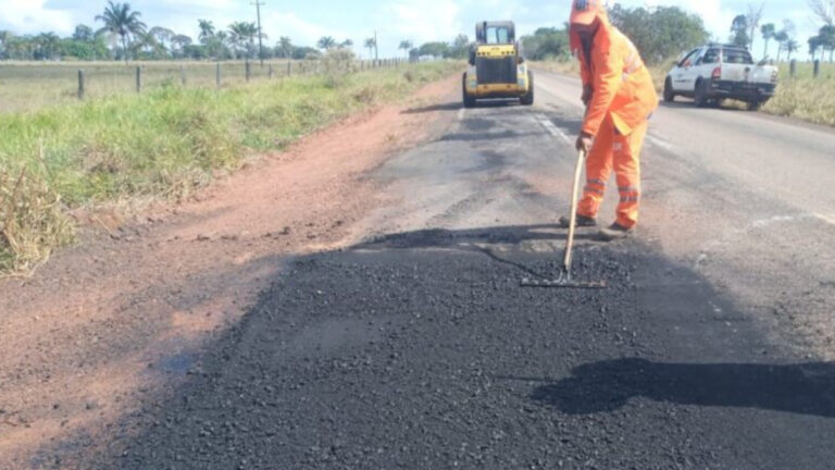 DER inicia operação de tapa-buracos e limpeza das margens da RO-383, entre Cacoal e o distrito de Nova Estrela