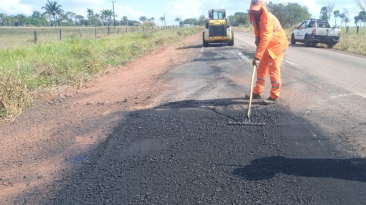 DER inicia operação de tapa-buracos e limpeza das margens da RO-383, entre Cacoal e o distrito de Nova Estrela